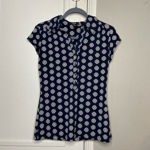 Buttoned blue patterned blouse